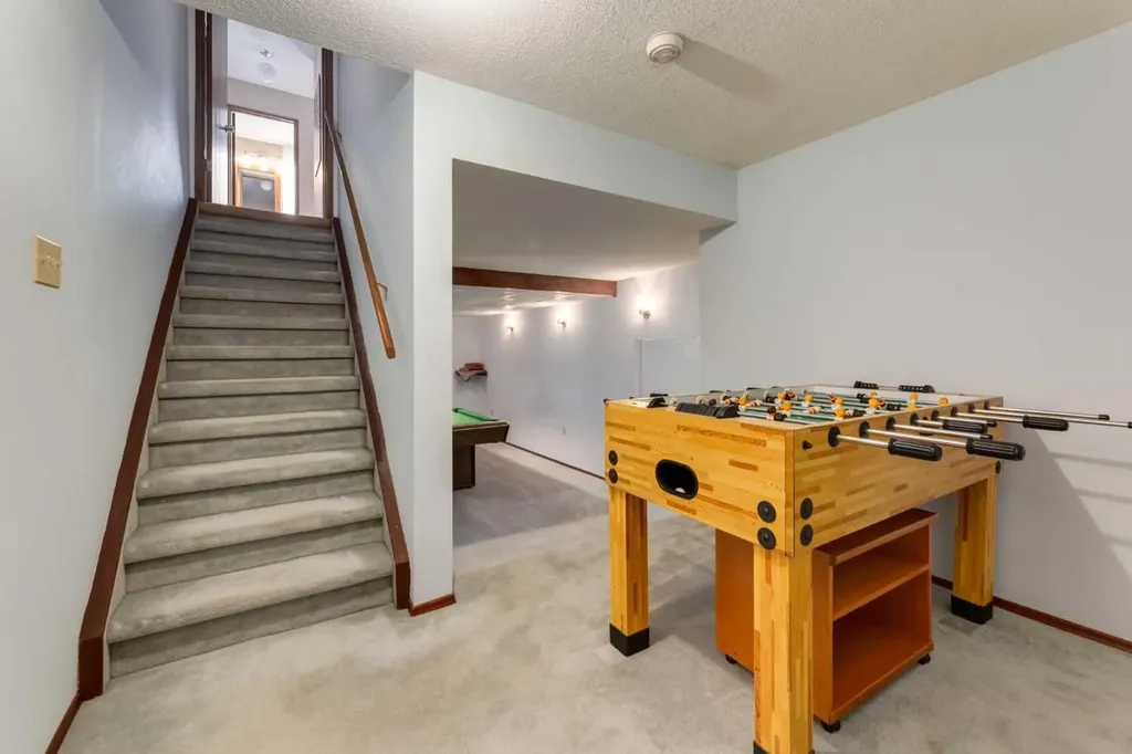 2724 Palliser Drive SW Calgary AB T2V 4G2