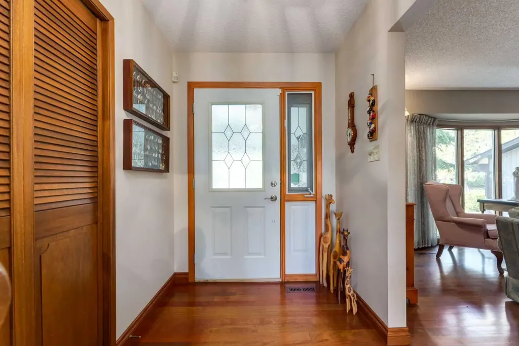 2724 Palliser Drive SW Calgary AB T2V 4G2