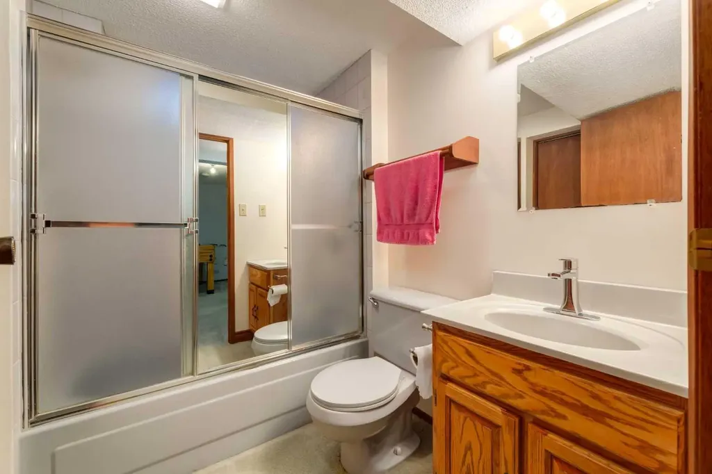 2724 Palliser Drive SW Calgary AB T2V 4G2