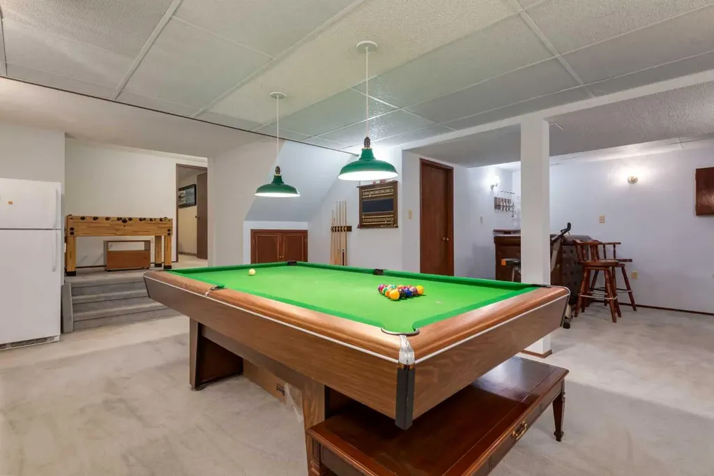 2724 Palliser Drive SW Calgary AB T2V 4G2
