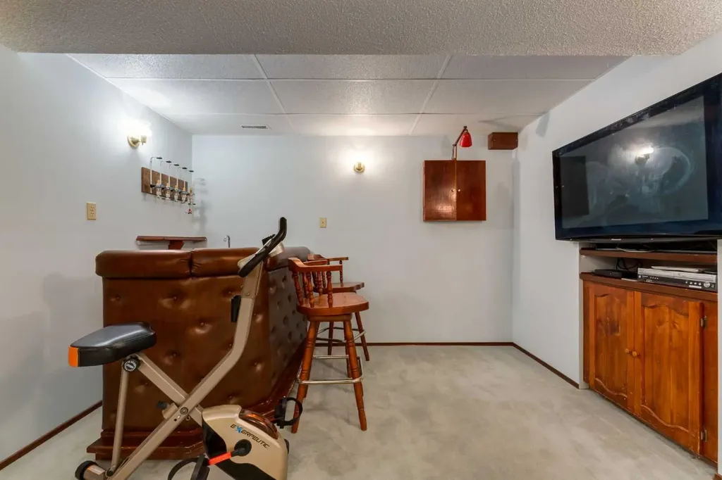 2724 Palliser Drive SW Calgary AB T2V 4G2