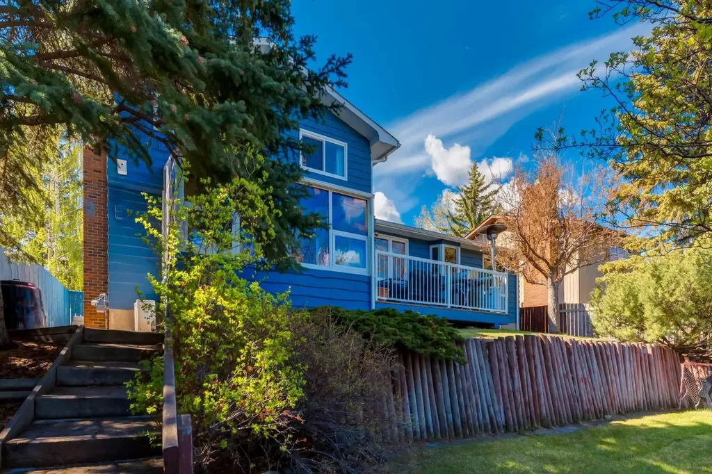 2724 Palliser Drive SW Calgary AB T2V 4G2