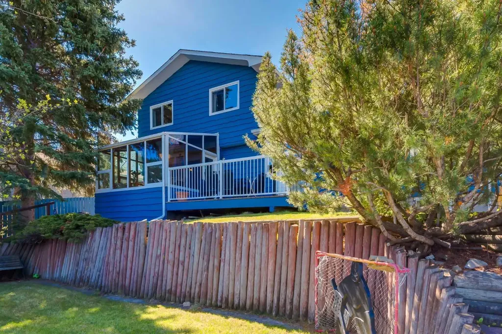 2724 Palliser Drive SW Calgary AB T2V 4G2