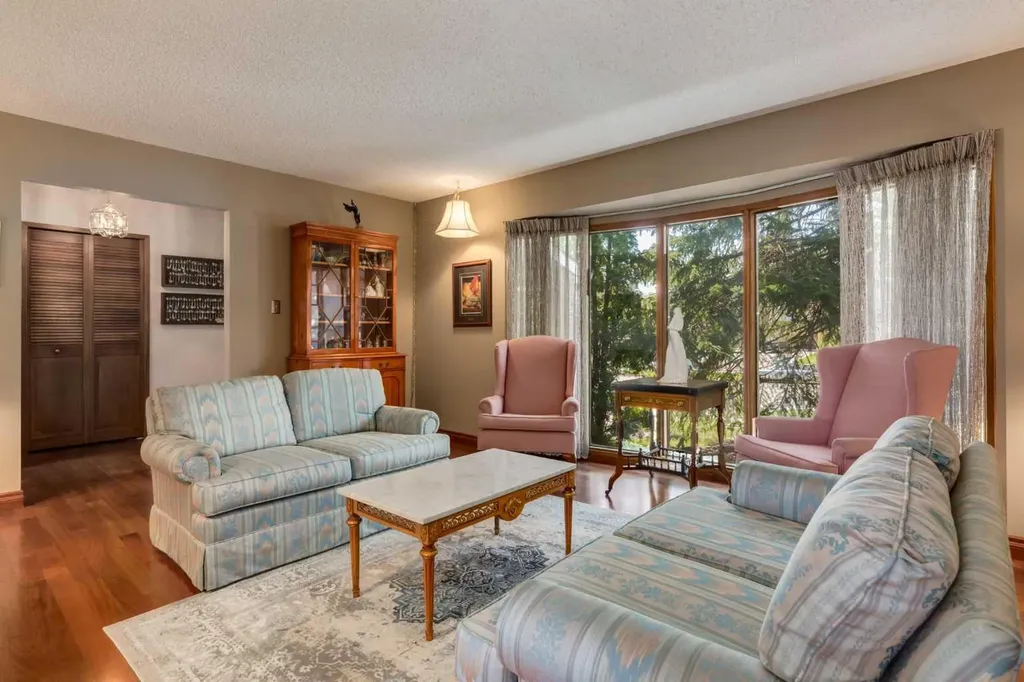 2724 Palliser Drive SW Calgary AB T2V 4G2