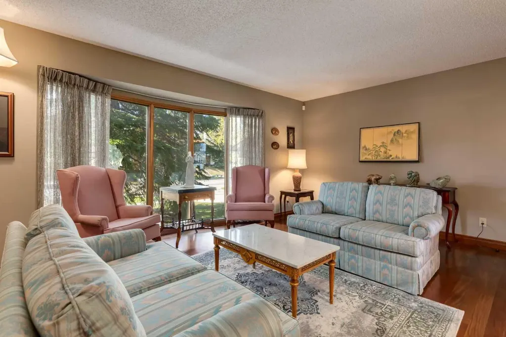 2724 Palliser Drive SW Calgary AB T2V 4G2