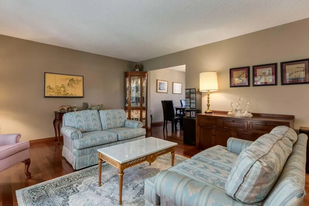 2724 Palliser Drive SW Calgary AB T2V 4G2