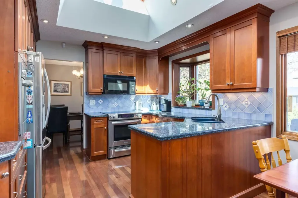 2724 Palliser Drive SW Calgary AB T2V 4G2