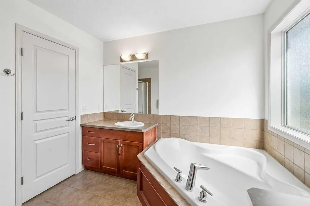 231 Hawkmere View Chestermere AB T1X 1T8
