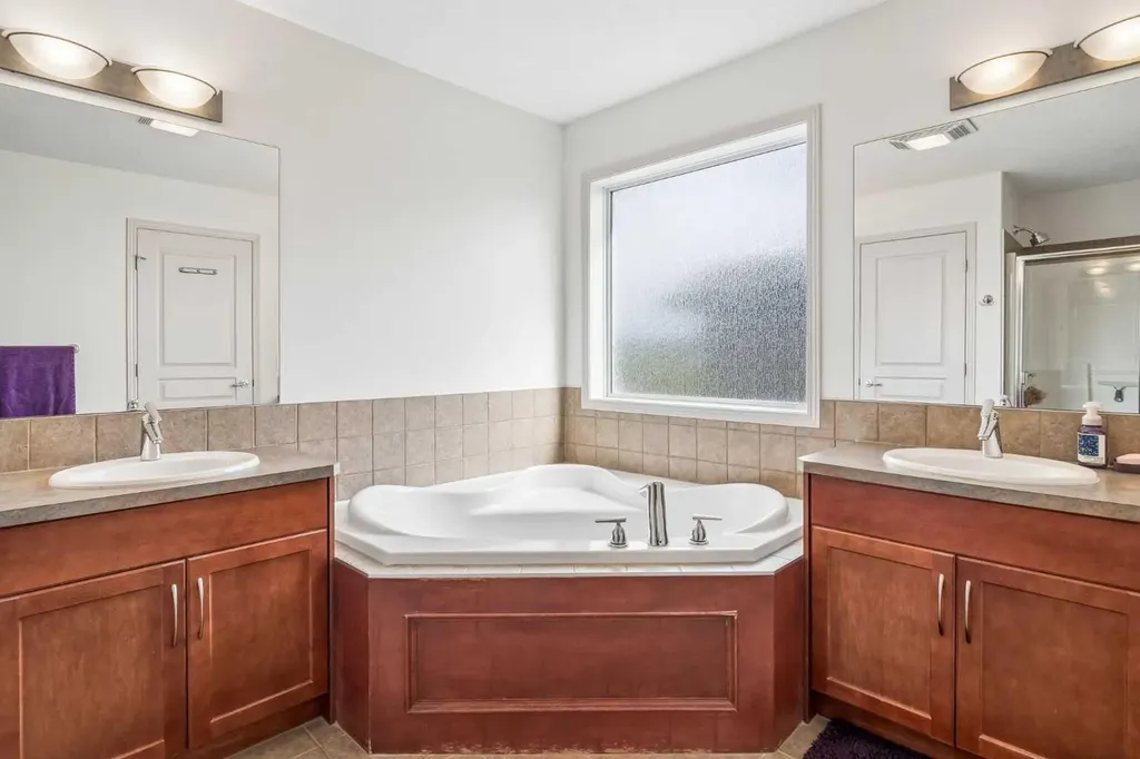 231 Hawkmere View Chestermere AB T1X 1T8
