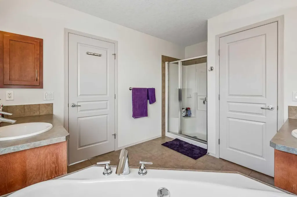 231 Hawkmere View Chestermere AB T1X 1T8