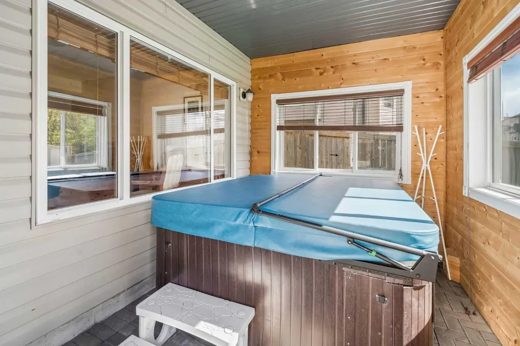 231 Hawkmere View Chestermere AB T1X 1T8