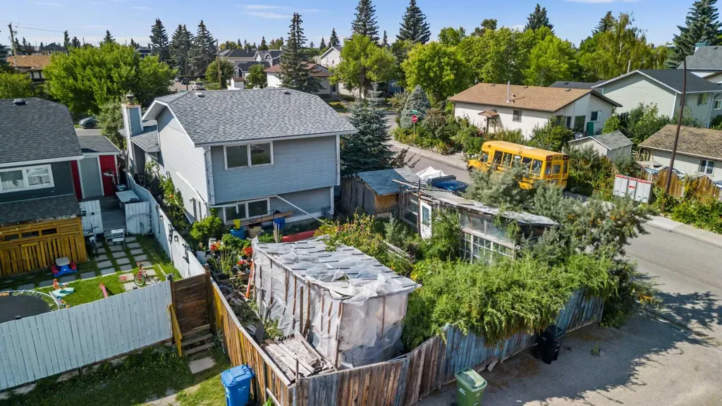 16 Tararidge Drive NE Calgary AB T3J 2P8