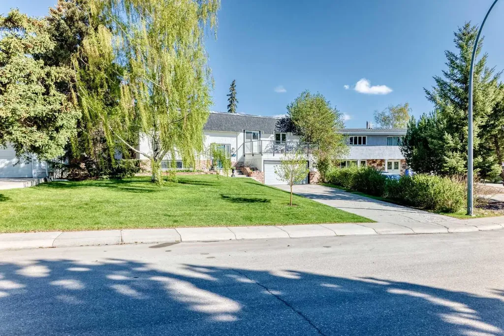 47 Coleridge Crescent NW Calgary AB T2K 1X8