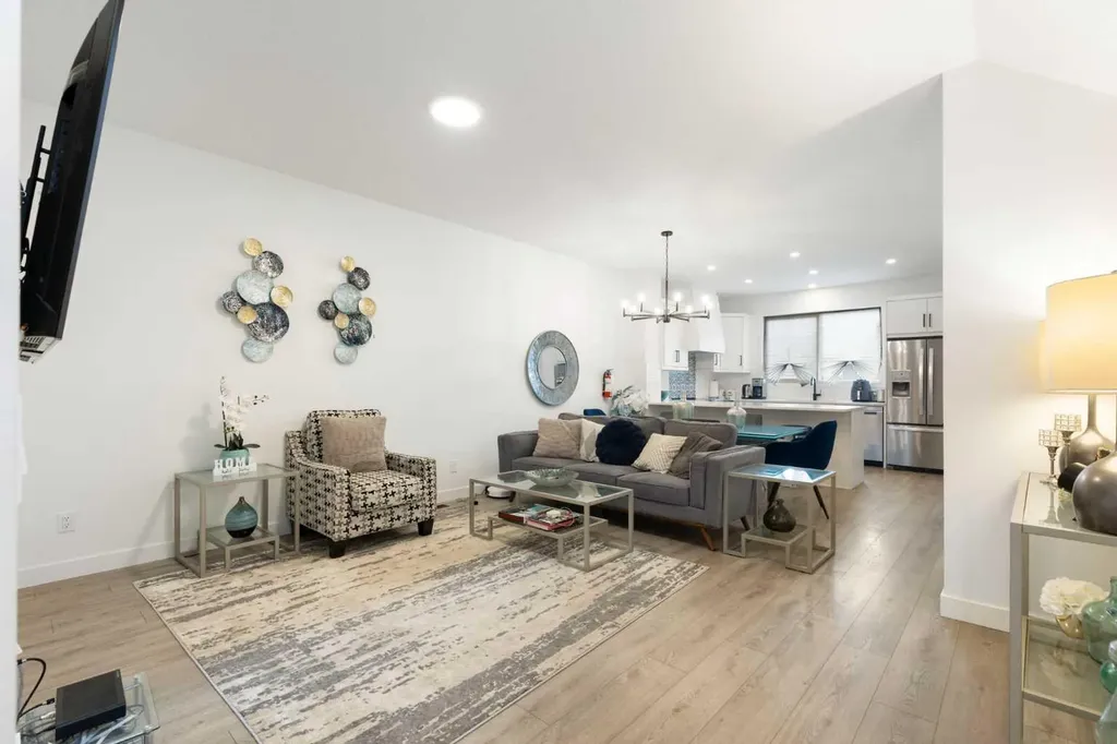 60 Belmont Villas SW Calgary AB T2X4W2