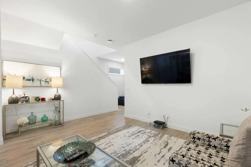 60 Belmont Villas SW Calgary AB T2X4W2