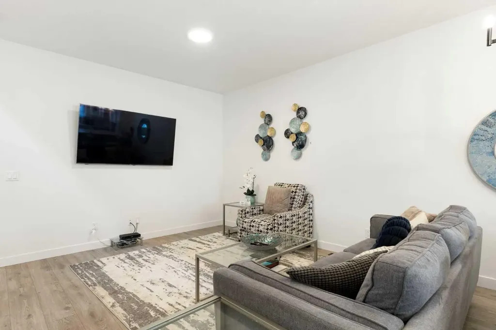 60 Belmont Villas SW Calgary AB T2X4W2