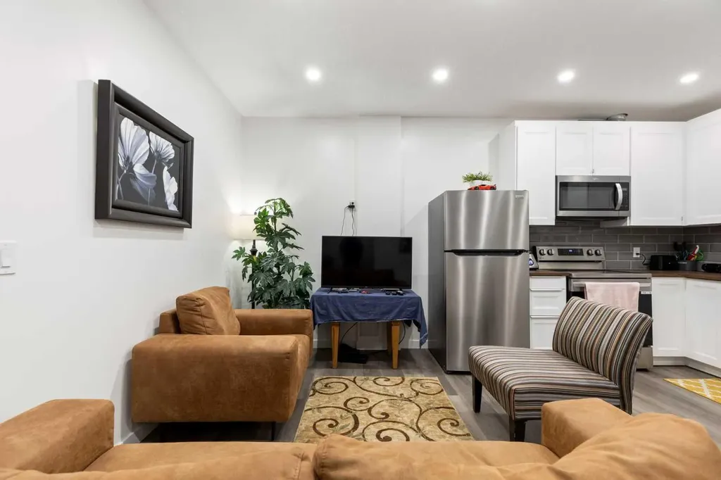 60 Belmont Villas SW Calgary AB T2X4W2
