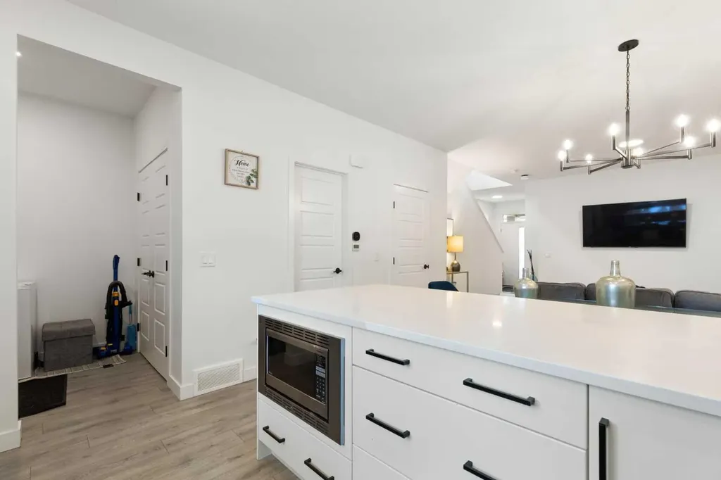 60 Belmont Villas SW Calgary AB T2X4W2