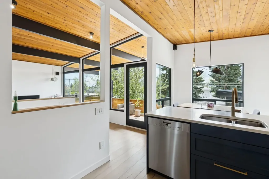 4427 Charleswood Drive NW Calgary AB T2L 2E3