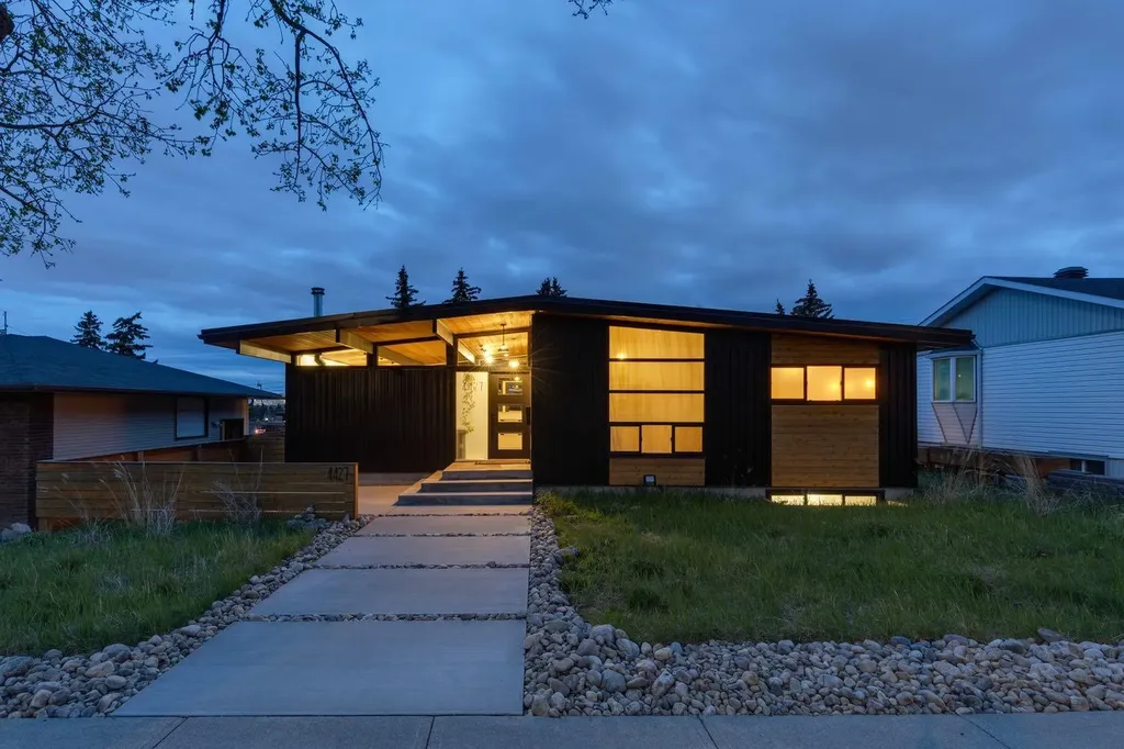 4427 Charleswood Drive NW Calgary AB T2L 2E3