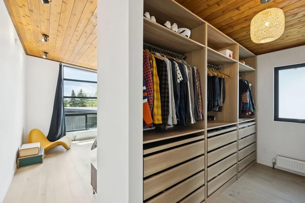 4427 Charleswood Drive NW Calgary AB T2L 2E3