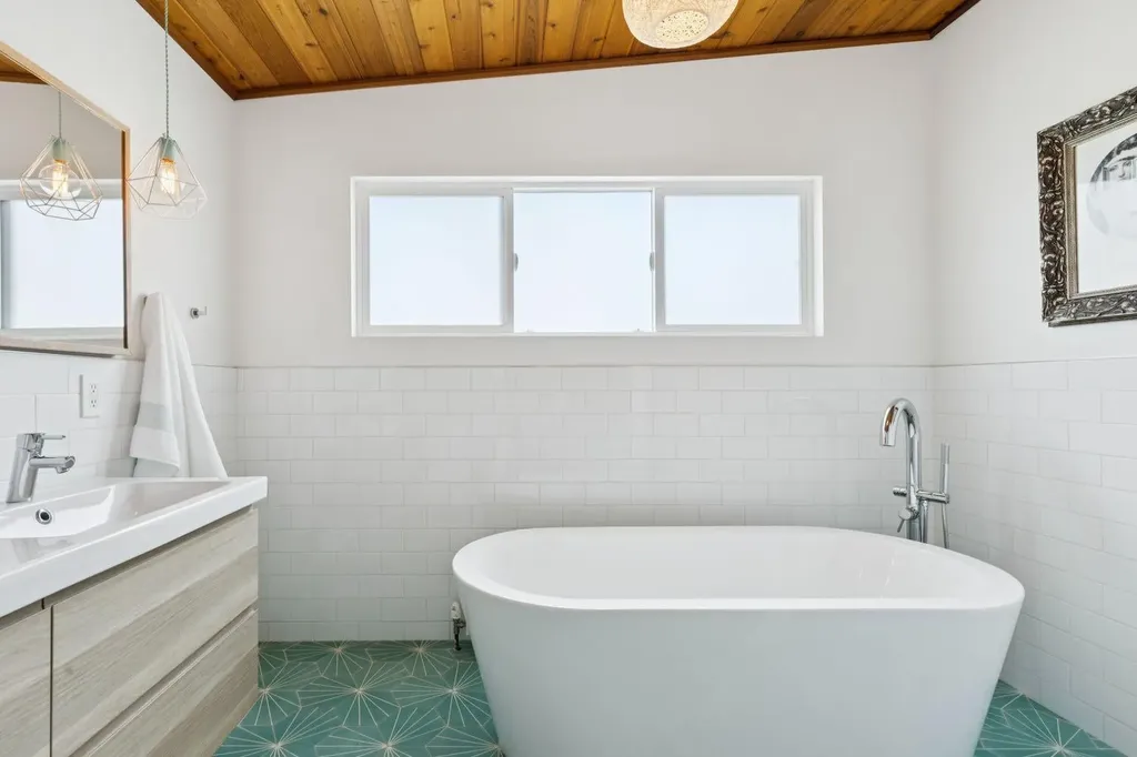 4427 Charleswood Drive NW Calgary AB T2L 2E3