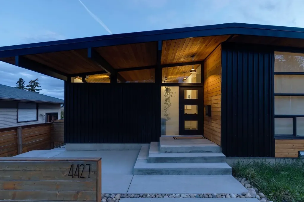 4427 Charleswood Drive NW Calgary AB T2L 2E3