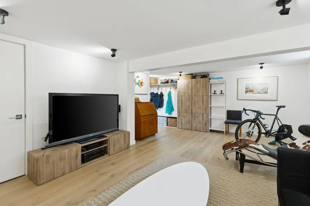 4427 Charleswood Drive NW Calgary AB T2L 2E3