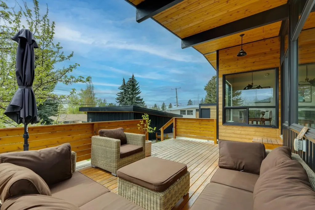 4427 Charleswood Drive NW Calgary AB T2L 2E3