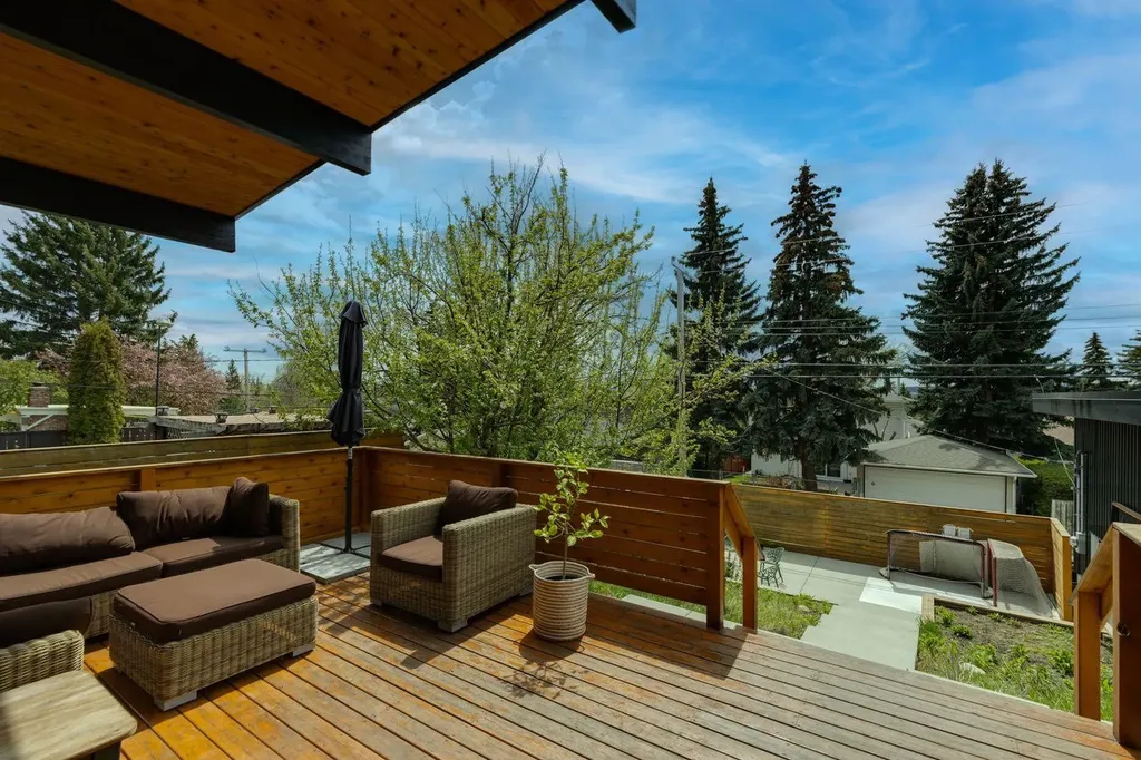 4427 Charleswood Drive NW Calgary AB T2L 2E3