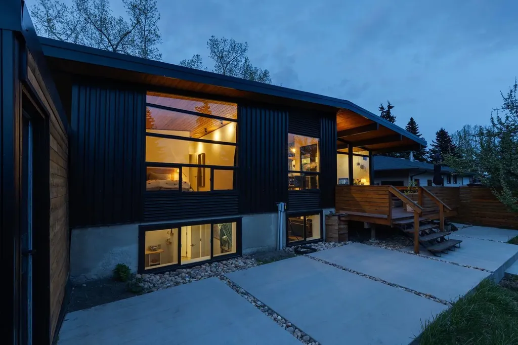 4427 Charleswood Drive NW Calgary AB T2L 2E3