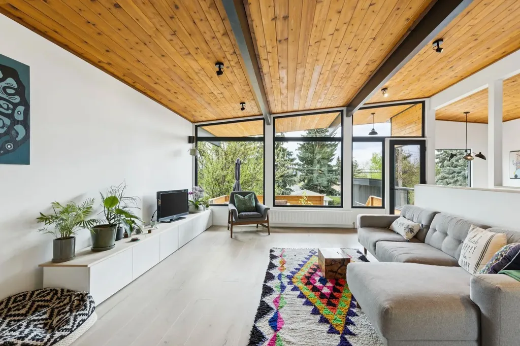 4427 Charleswood Drive NW Calgary AB T2L 2E3