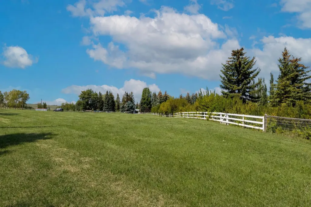 16014 Dewinton Riding Club Road E Rural Foothills County AB T1S 4W7