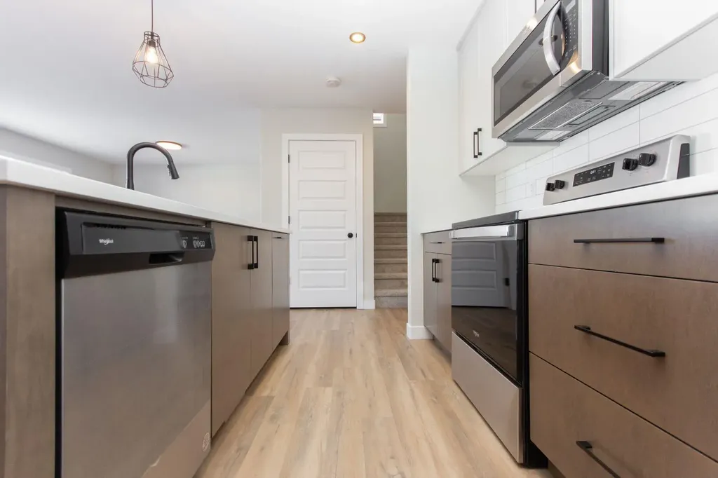 655 Robinson Avenue Penhold AB T0M 1R0