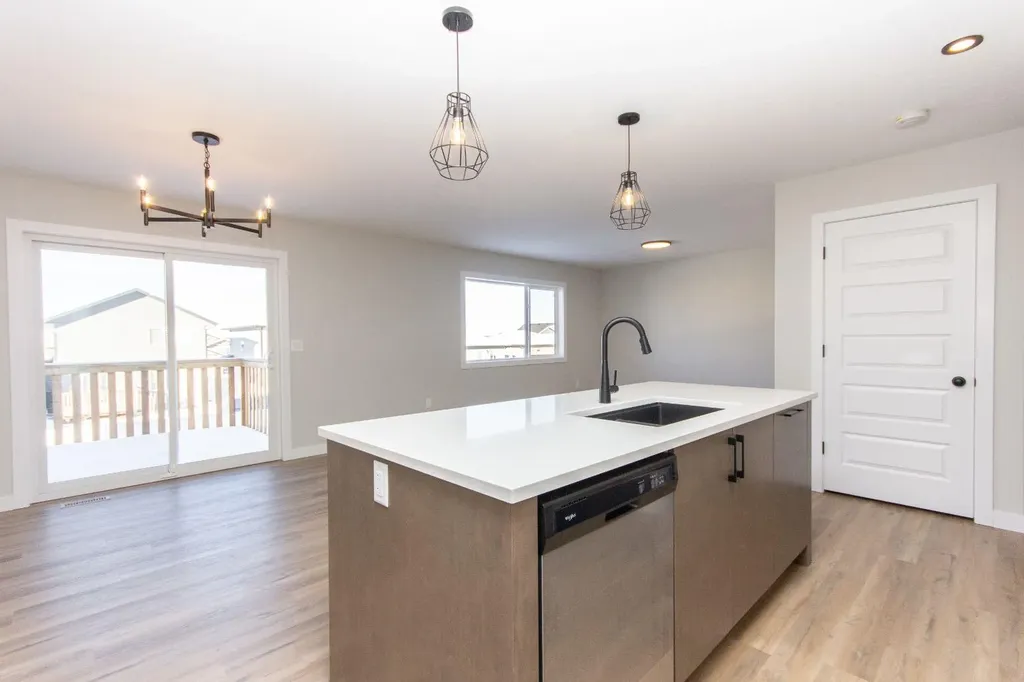 655 Robinson Avenue Penhold AB T0M 1R0