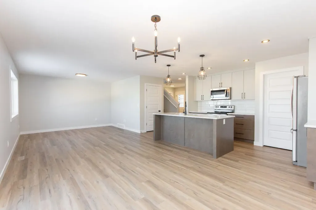 655 Robinson Avenue Penhold AB T0M 1R0