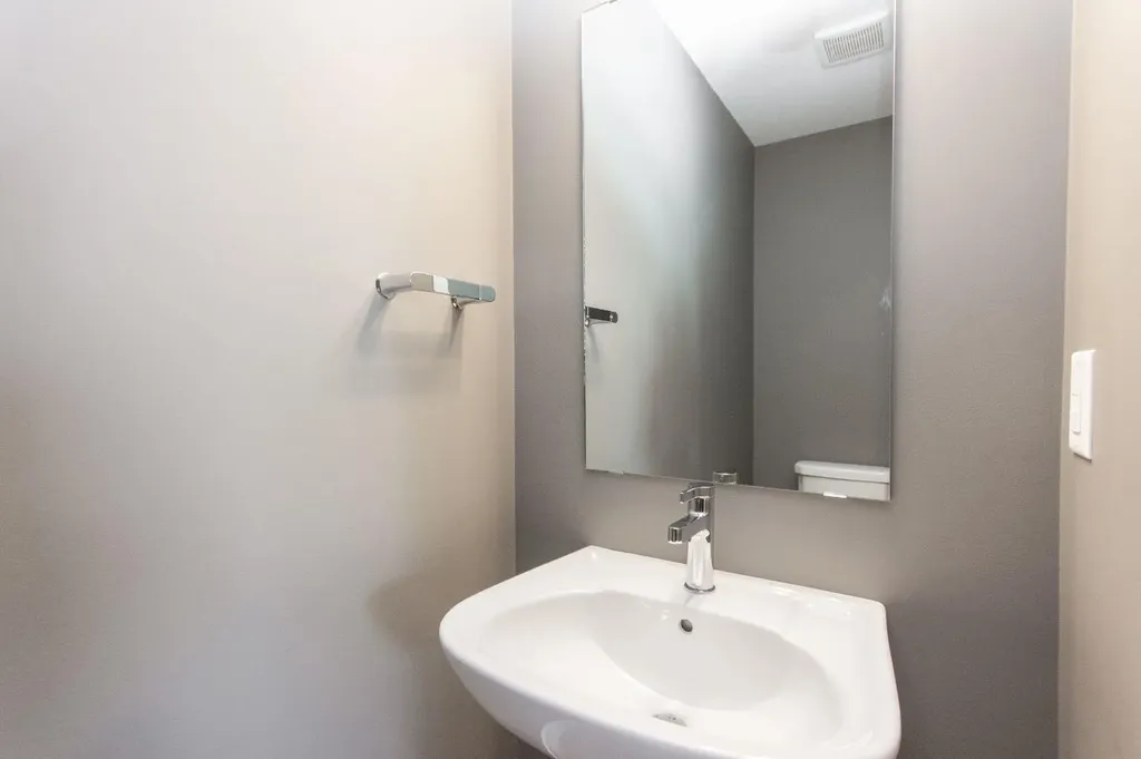 655 Robinson Avenue Penhold AB T0M 1R0
