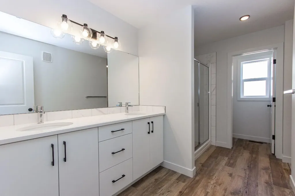 655 Robinson Avenue Penhold AB T0M 1R0