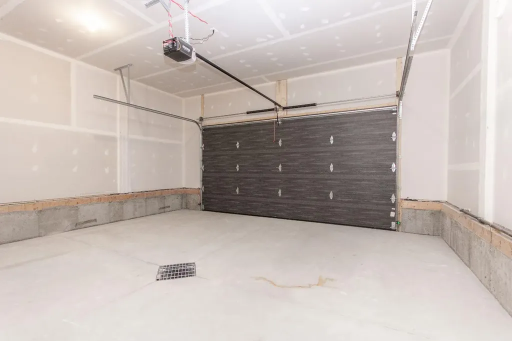655 Robinson Avenue Penhold AB T0M 1R0