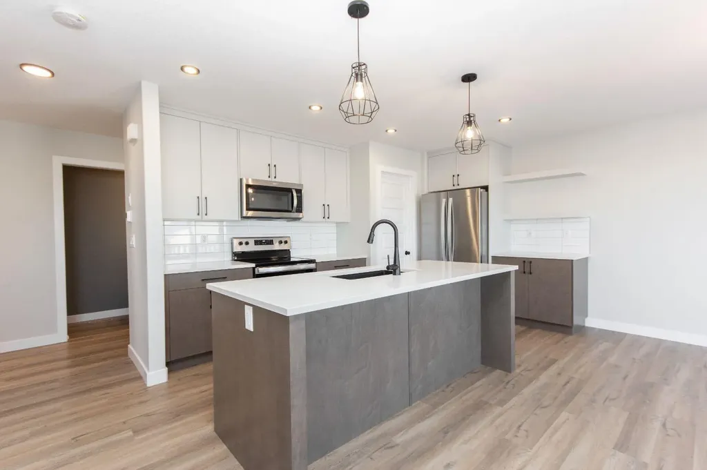 655 Robinson Avenue Penhold AB T0M 1R0
