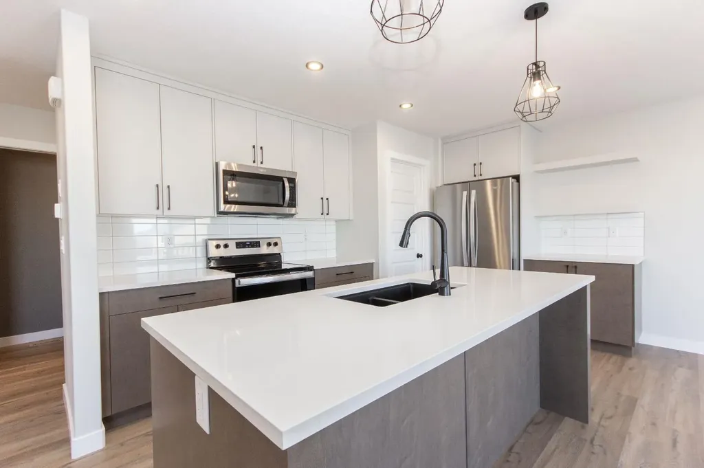 655 Robinson Avenue Penhold AB T0M 1R0