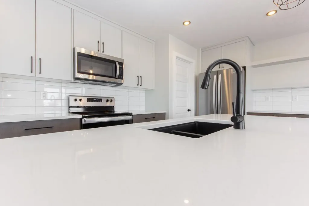 655 Robinson Avenue Penhold AB T0M 1R0