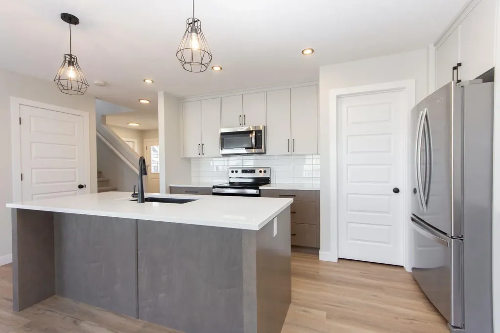 655 Robinson Avenue Penhold AB T0M 1R0