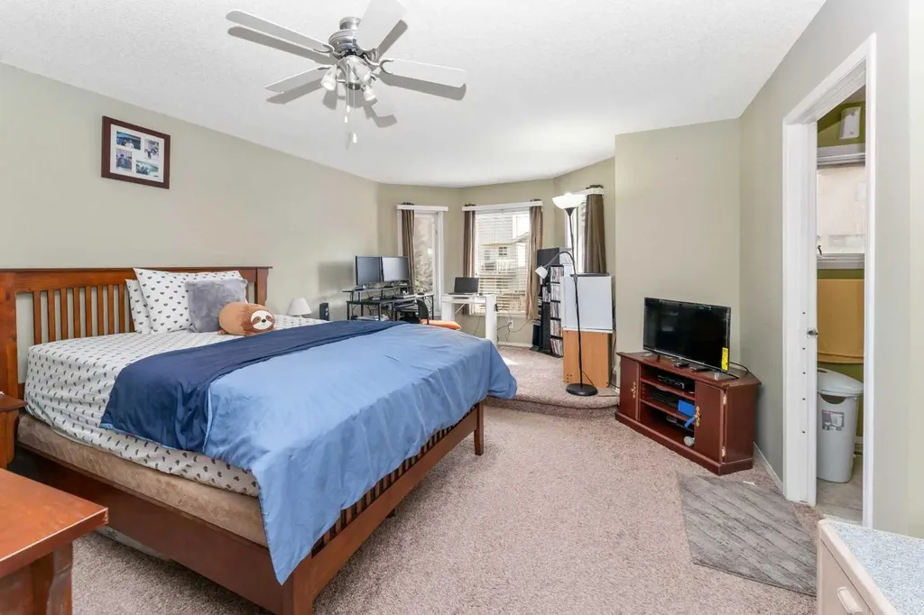 63 Hawkmount Green NW Calgary AB T3G 3T9