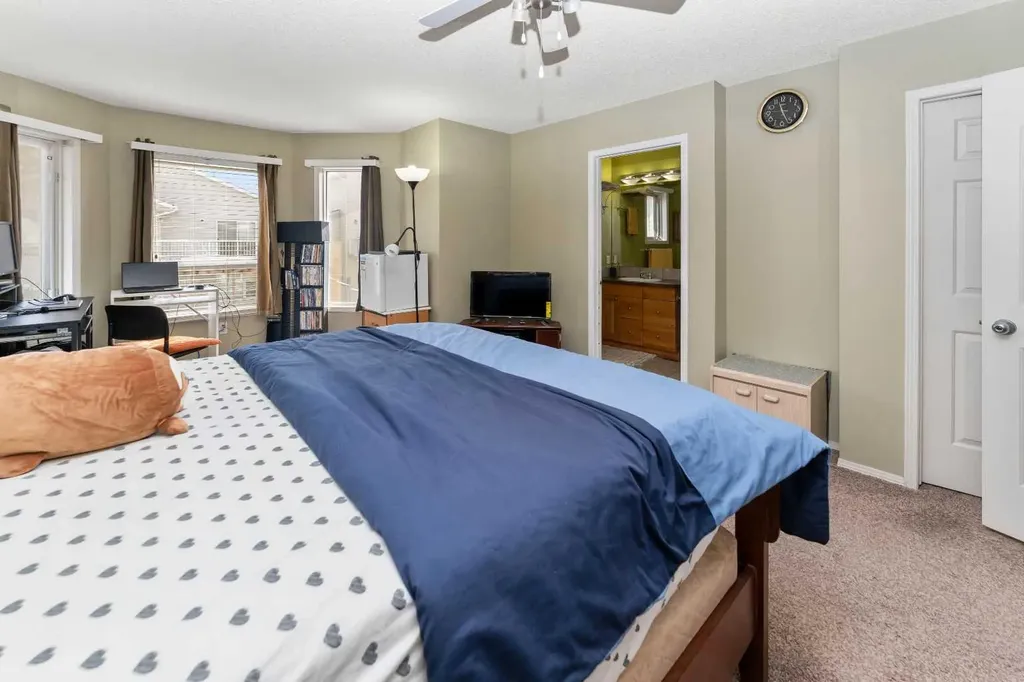 63 Hawkmount Green NW Calgary AB T3G 3T9