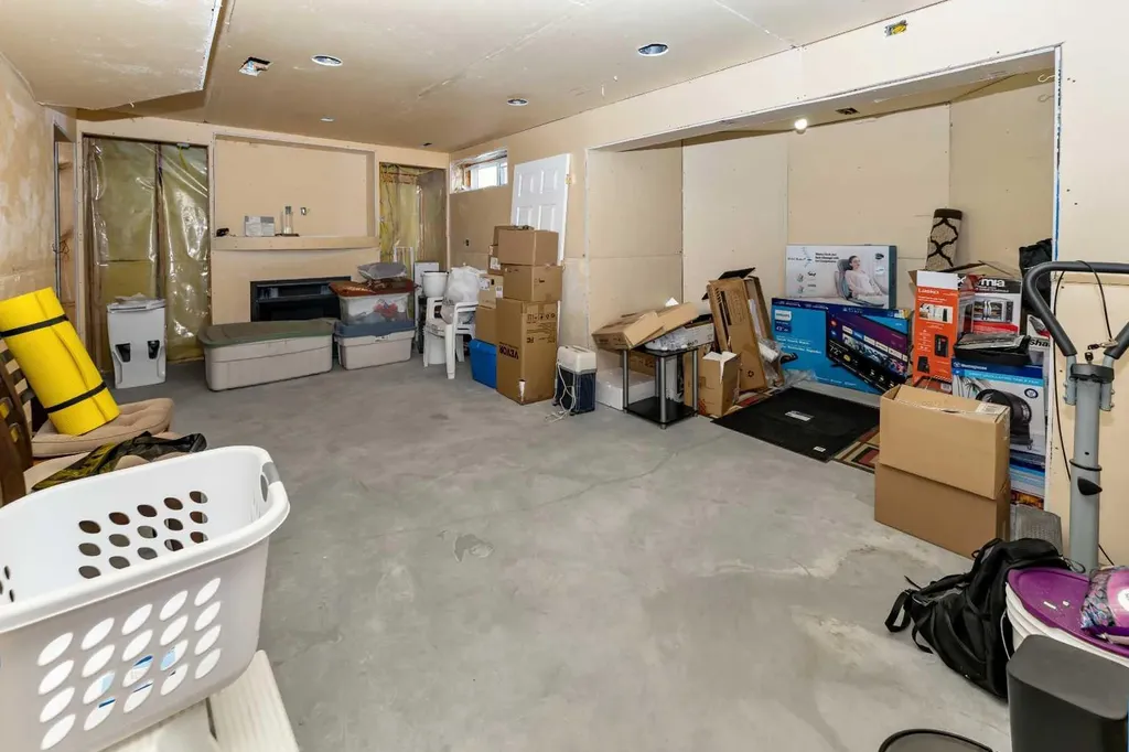 63 Hawkmount Green NW Calgary AB T3G 3T9