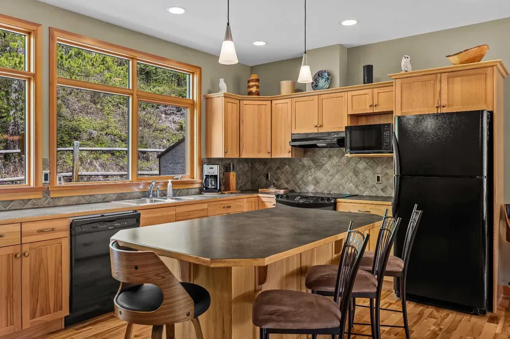 137 Wapiti Close Canmore AB T1W3B2
