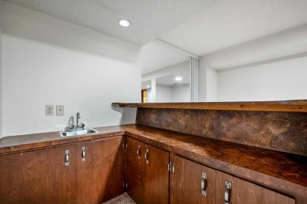 624 Willacy Drive SE Calgary AB T2J 2C9