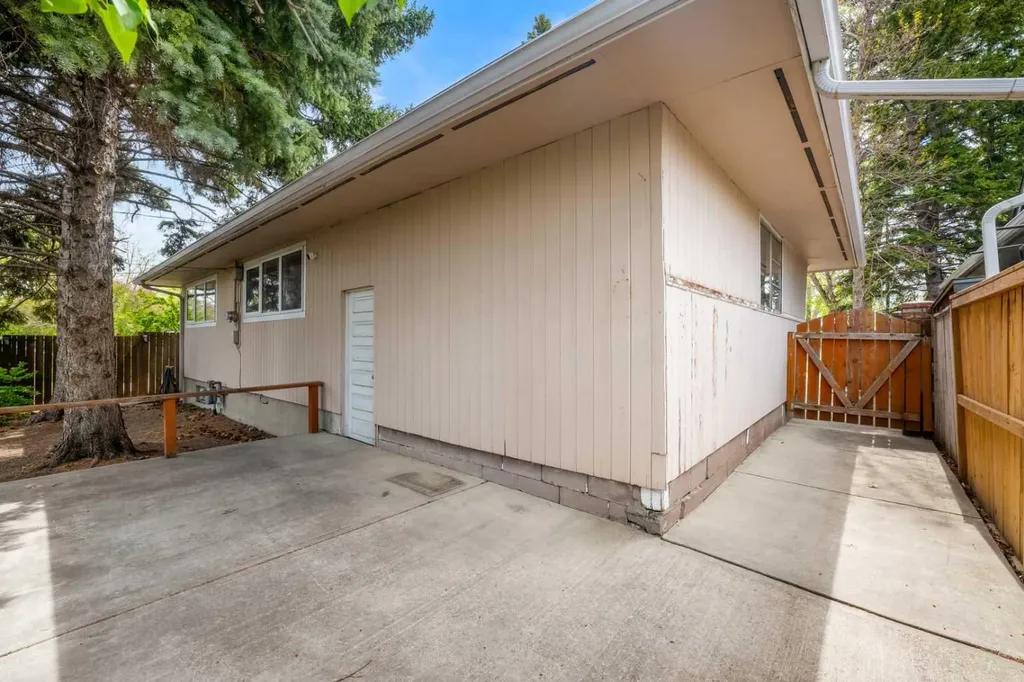 624 Willacy Drive SE Calgary AB T2J 2C9