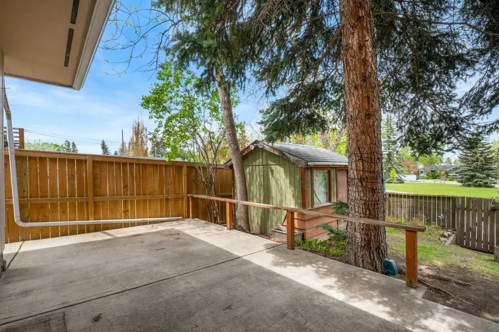624 Willacy Drive SE Calgary AB T2J 2C9